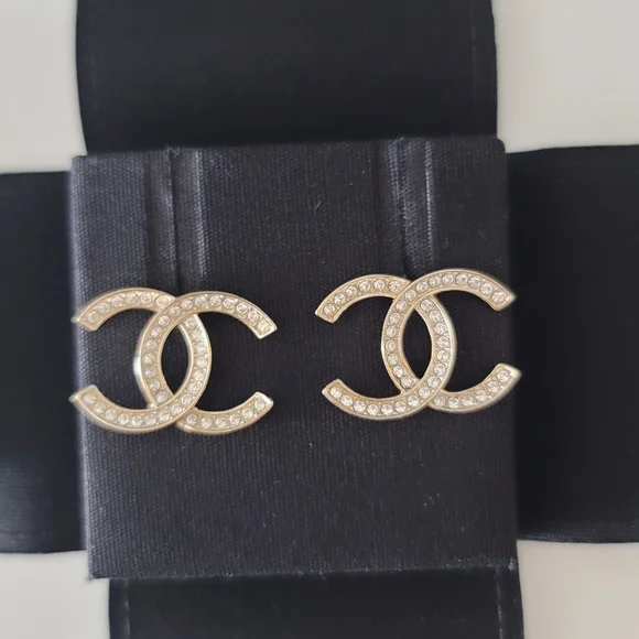🦋Chanel🦋 CC Stud Earrings - Picture 4 of 10